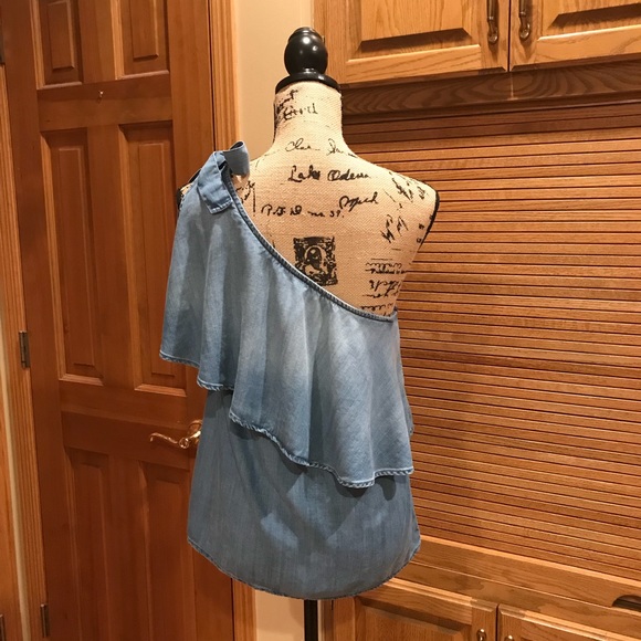 Cloth & Stone Sleeveless Chambray Top - Picture 3 of 6